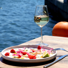 Oh Gobie à Sète est un restaurant de poissons et fruits de mer avec une cuisine fait maison sur le quai du canal avec des tables en terrasse.  ( ® SAAM-fabrice CHORT)