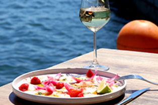 Oh Gobie à Sète est un restaurant de poissons et fruits de mer avec une cuisine fait maison sur le quai du canal avec des tables en terrasse.  ( ® SAAM-fabrice CHORT)