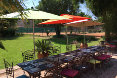 Restaurant Complexe Pierre Rouge vous accueille à Montpellier avec des tables en terrasse vue sur les courts de tennis (® pierre rouge)