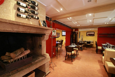 Salle chaleureuse avec cheminée du restaurant Le Bazar de Montpellier dans le quartier Aiguelongue (© networld-fabrice chort)