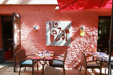 Tables confortables du restaurant Le Bazar de Montpellier dans le quartier Aiguelongue (© networld-fabrice chort)