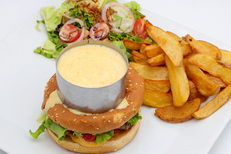 Le Virage Sud Balaruc-les-Bains • Burger maison à la carte du restaurant (® SAAM-fabrice CHORT)