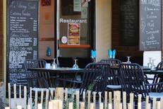 Restaurant Le Virage Sud Balaruc-les-Bains • Restaurant avec tables en terrasse (® SAAM-fabrice CHORT)