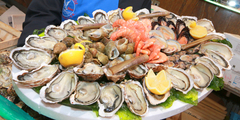 Plateau de coquillages Montpellier avec fruits de mer, huîtres, crustacés à déguster sur place au restaurant ou à commander et à emporter (® networld-fabrice Chort)