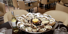 Plateau d'huitres et coquillages et fruits de mer dans un restaurant de poissons à Montpellier (® networld-Fabrice Chort)