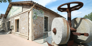 L’Oli d’Oc est une boutique dédiée à l’olive et à l'huile d'olive produites à l'huilerie coopérative de Clermont l'Hérault et aux produits régionaux.(® SAAM-fabrice Chort) L’Oli d’Oc est une boutique dédiée à l’olive et à l'huile d'olive produites à l'huilerie coopérative de Clermont l'Hérault et aux produits régionaux.(® SAAM-fabrice Chort)